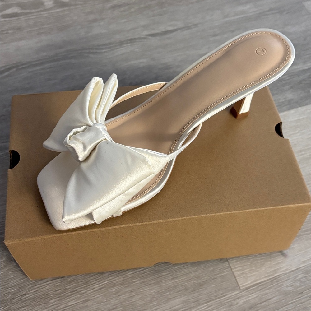 Elegant Cream Bow Heeled Sandals